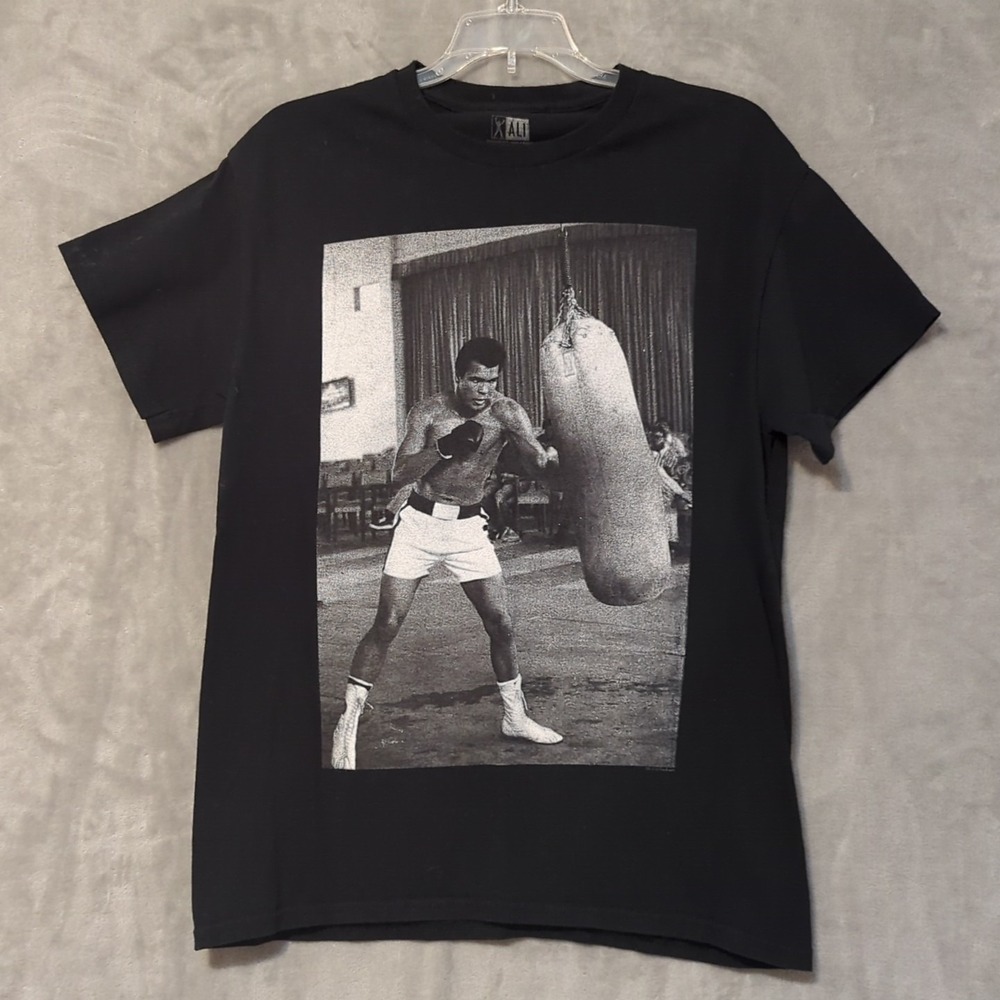 Muhammad Ali Heavy Punching Bag Graphic Black Short Sleeve T-Shirt Size M